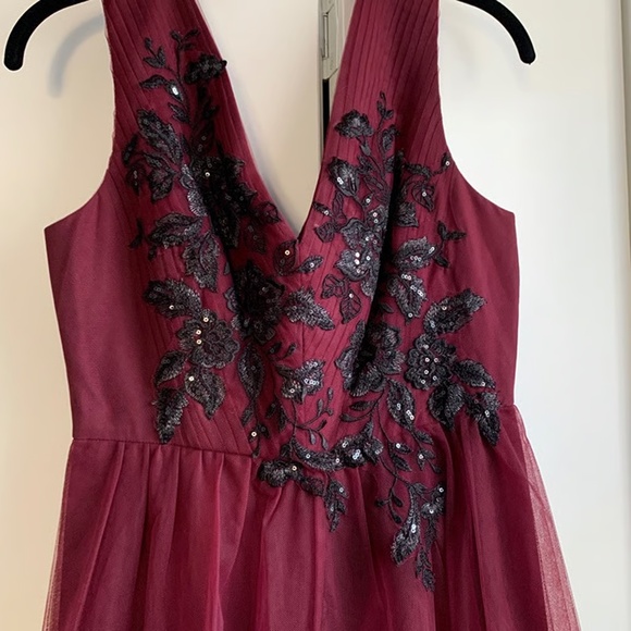 bcbg maxazria Donna Appliqué Sleeveless Evening Gown in Windsor Wine Size 4, NWT - Picture 3 of 10